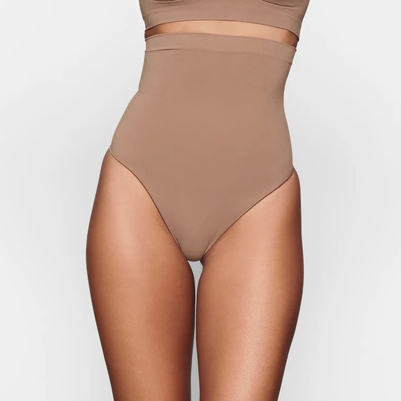 👸🏻 NWOT! SKIMS Seamless Sculpt High Waisted Thong - Picture 1 of 6